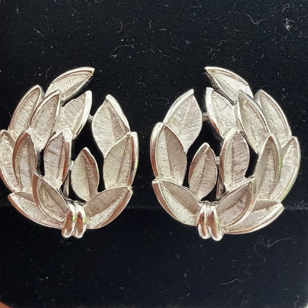 Trifari Clip On Earrings Womens Silver Tone Good Vintage Brushed Leaf Cluster